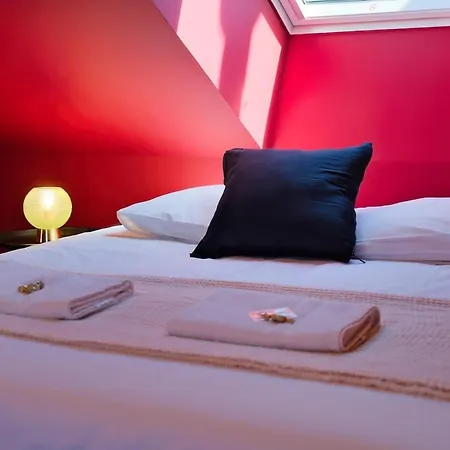 Apartman Camelias, The Secret