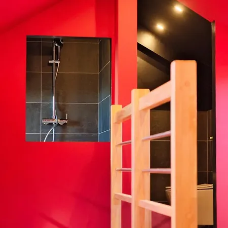Camelias, The Secret Apartman